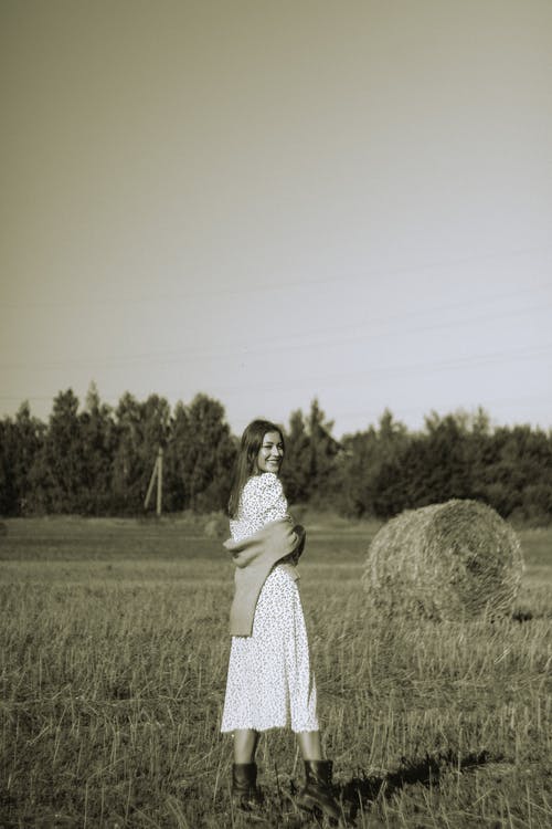 有关乾草场, 垂直拍摄, 女人的免费素材图片
