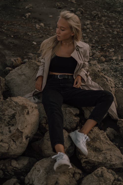 有关坐, 大衣, 女孩的免费素材图片