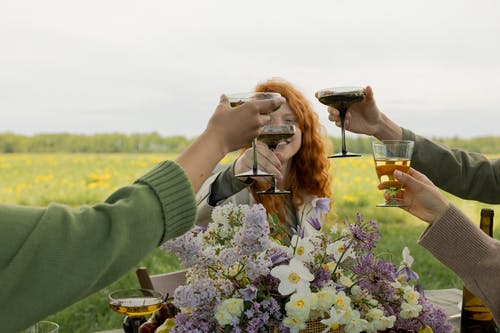 有关一束花, 一起, 举起手臂的免费素材图片