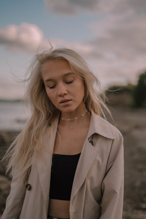 有关人脸, 大衣, 女孩的免费素材图片