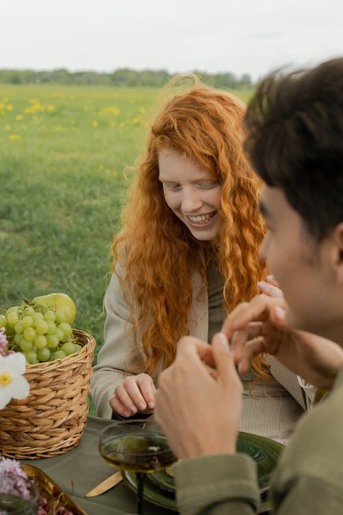 有关专注于前景, 人, 女人的免费素材图片