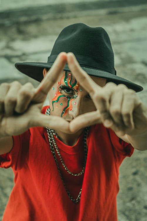 有关t恤, 人, 人的手的免费素材图片