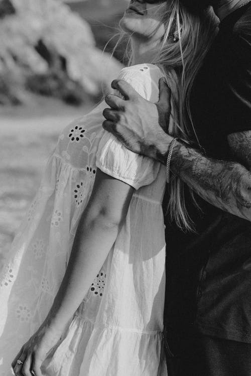 有关單色, 垂直拍摄, 女人的免费素材图片