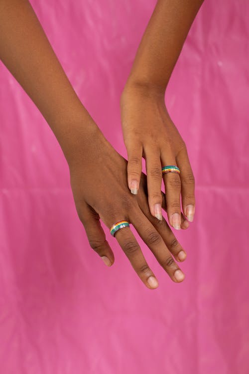 有关彩虹的颜色, 戒指, 手的免费素材图片