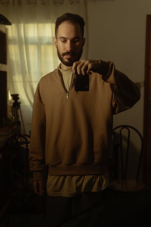 一位摄影师在镜中的倒影 · 免费素材图片