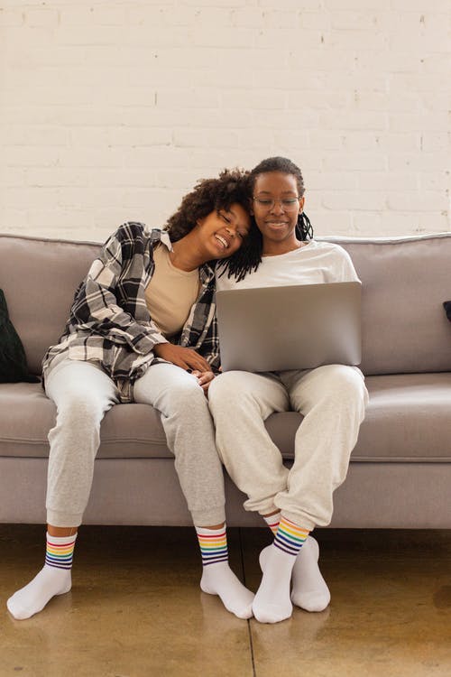 沙发上的女人 · 免费素材图片