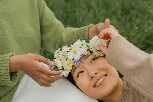 戴花冠的女人 · 免费素材图片