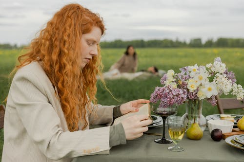 有关一对, 侧面图, 坐的免费素材图片