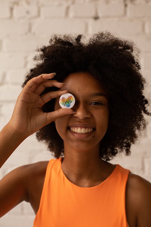 拿着骄傲别针的女人 · 免费素材图片