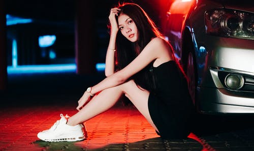 有关咖啡色头发的女人, 地板, 坐的免费素材图片