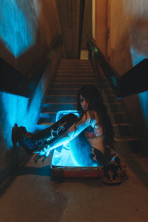 有关光, 坐, 女人的免费素材图片