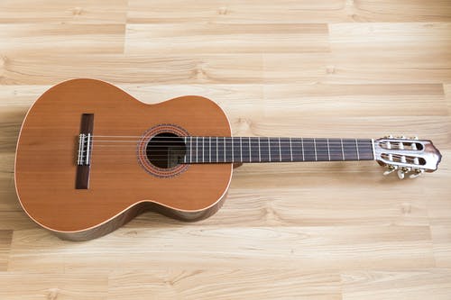 有关吉他, 弦乐器, 木地板的免费素材图片