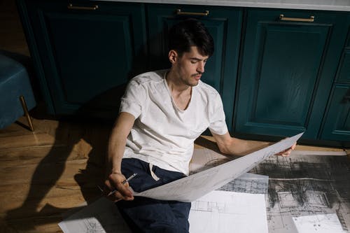 有关t恤, 人, 地板的免费素材图片