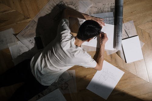 有关t恤, 人, 地板的免费素材图片