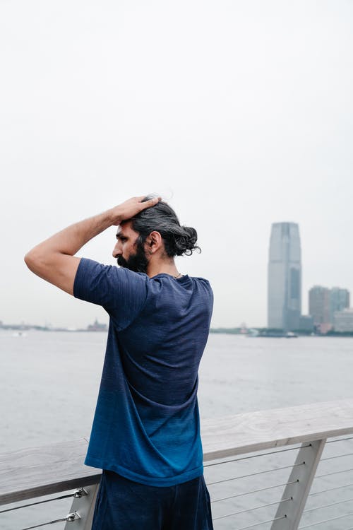 站在水边的男人 · 免费素材图片