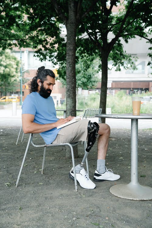 有假腿的人读书 · 免费素材图片