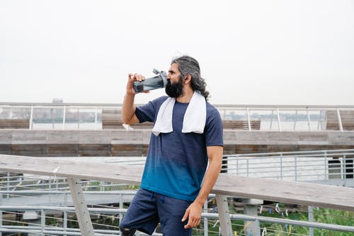 训练后的人喝水 · 免费素材图片