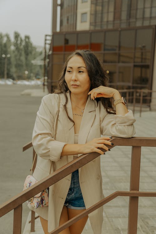 有关垂直拍摄, 户外, 握住的免费素材图片