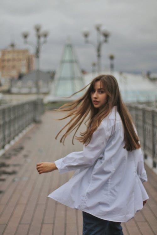 有关咖啡色頭髮的女人, 回頭看, 垂直拍摄的免费素材图片