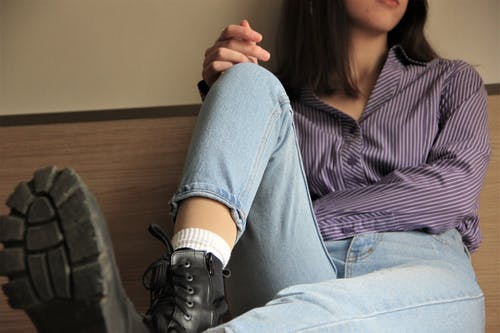 有关人, 女人, 条纹衬衫的免费素材图片