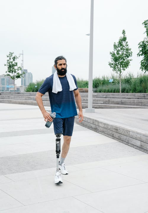 拿着不倒翁的假腿男人 · 免费素材图片