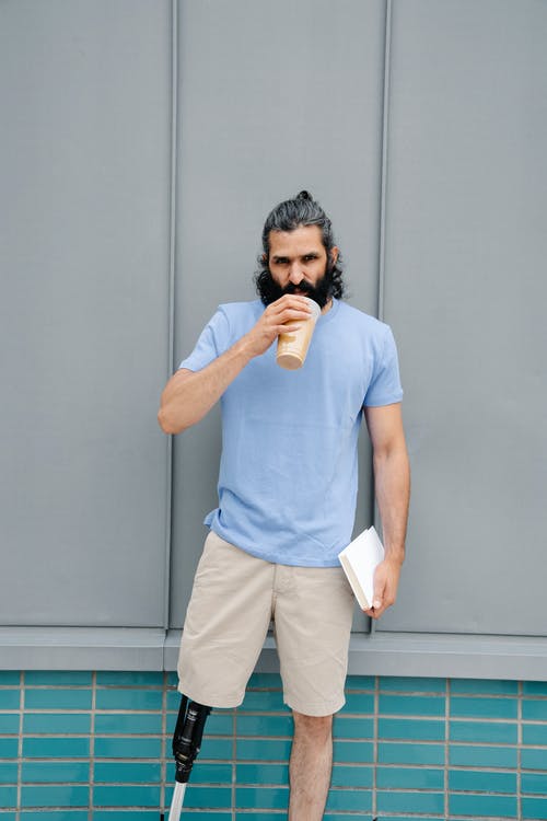 喝冰咖啡的男人 · 免费素材图片