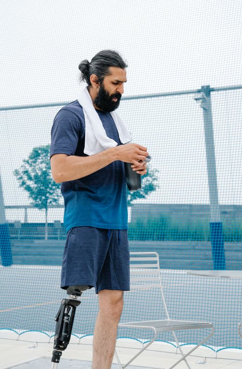 假腿站立的男人 · 免费素材图片