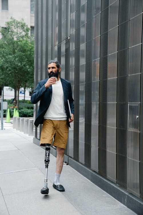 带着假肢走路的男人 · 免费素材图片