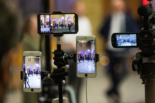 有关三脚架, 智慧手机, 模糊的背景的免费素材图片