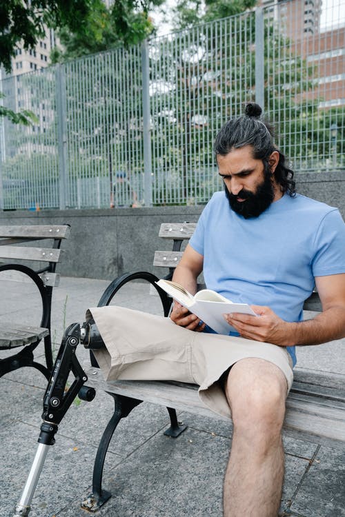 有假肢阅读书的人 · 免费素材图片