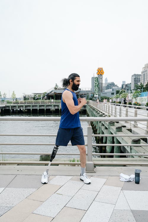 做伸展运动的假腿男人 · 免费素材图片