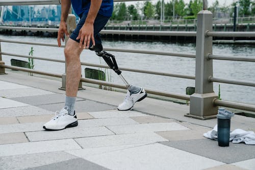 假腿做伸展运动的男人 · 免费素材图片