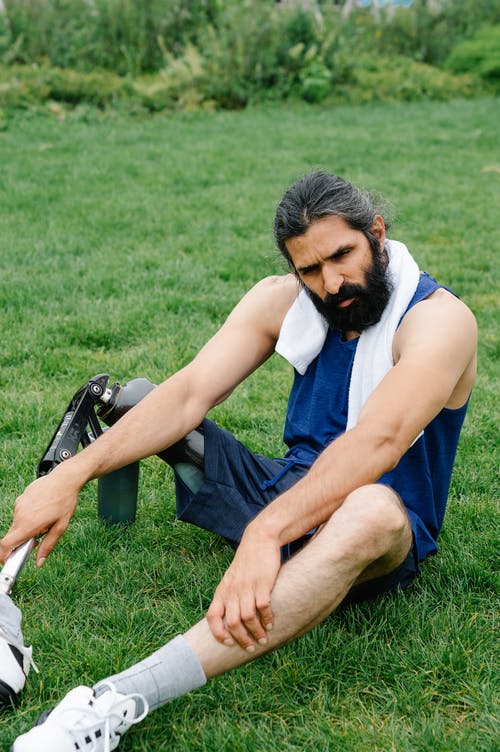 假腿躺在草地上的男人 · 免费素材图片