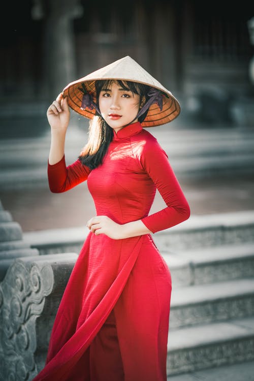 有关咖啡色头发的女人, 帽子, 拍照片的免费素材图片