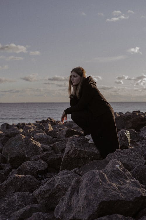 有关坐, 大石头, 女人的免费素材图片