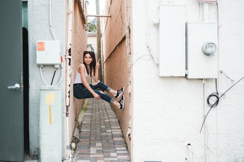 有关休闲服装, 倚, 女人的免费素材图片