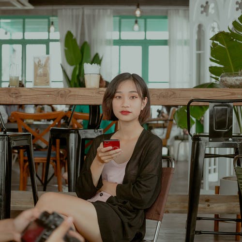 有关坐, 手机, 握住的免费素材图片