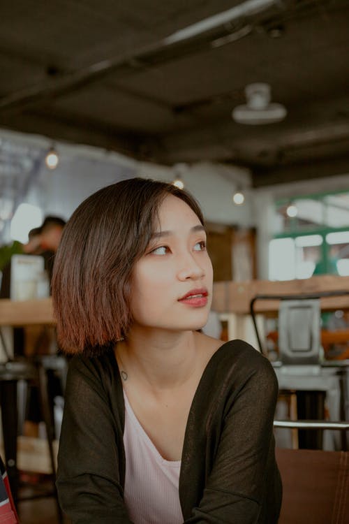 有关坐, 垂直拍摄, 看着别处的免费素材图片