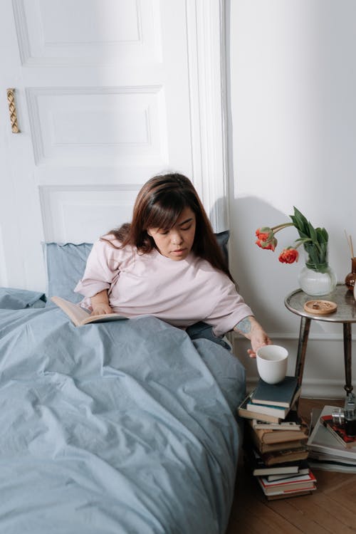 有关一堆书, 侏儒症, 切花的免费素材图片