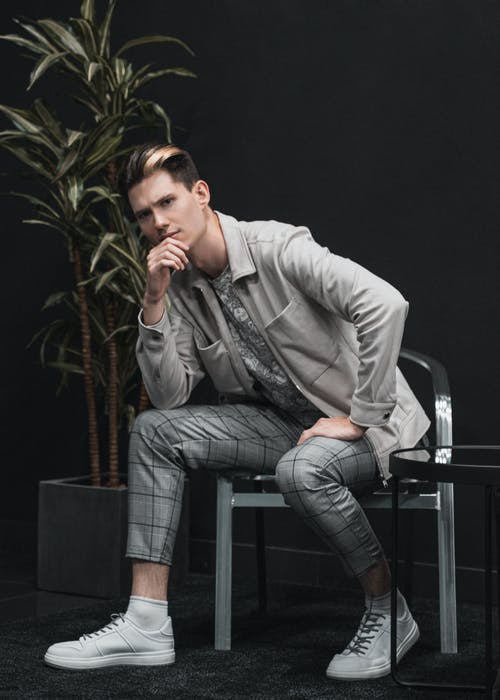 有关人, 坐, 垂直拍摄的免费素材图片