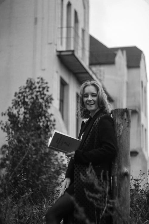 有关倚, 单色, 垂直拍摄的免费素材图片