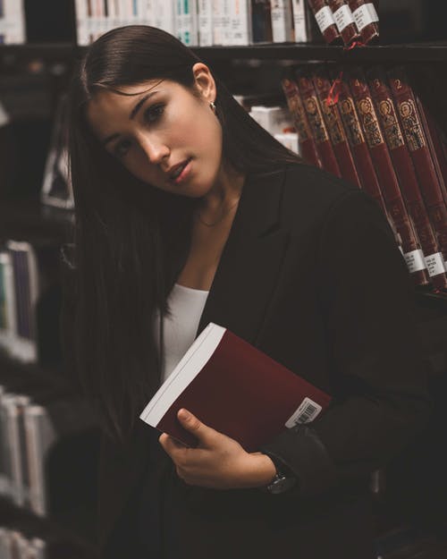 有关图书馆, 垂直拍摄, 女人的免费素材图片