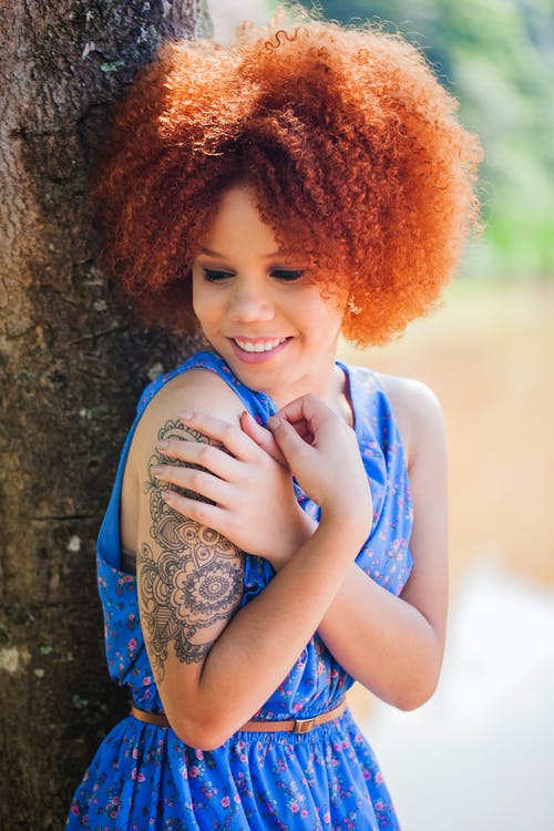 有关倚, 刺青, 双臂交叉的免费素材图片