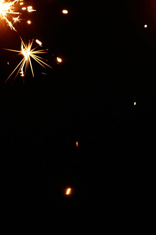 在黑色背景上闪闪发光的灯 · 免费素材图片