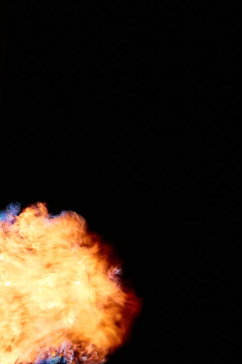 在黑色背景上的火球 · 免费素材图片