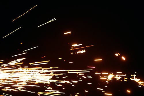 黑色背景上闪烁火花的特写照片 · 免费素材图片