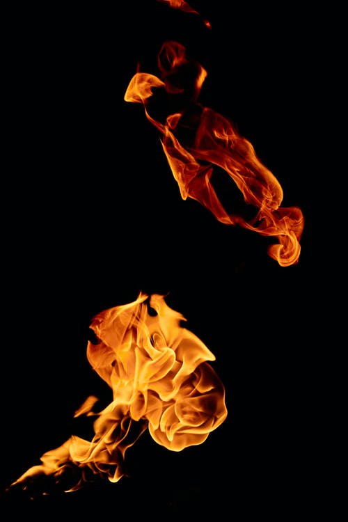 黑色背景上的火焰 · 免费素材图片