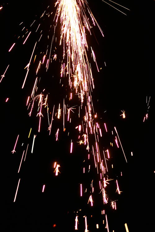 在黑色背景上闪烁的火花 · 免费素材图片