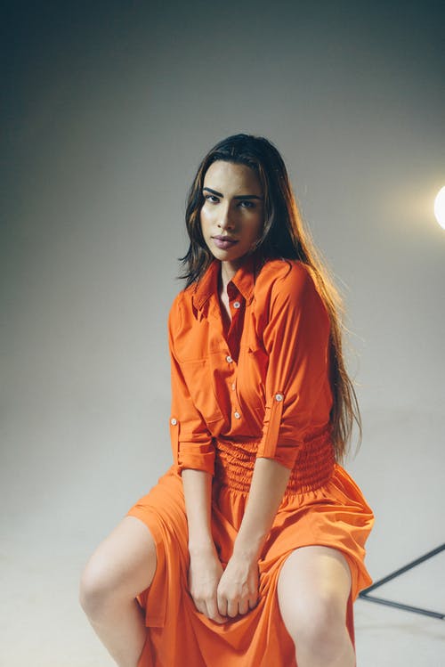 有关人, 咖啡色頭髮的女人, 坐的免费素材图片