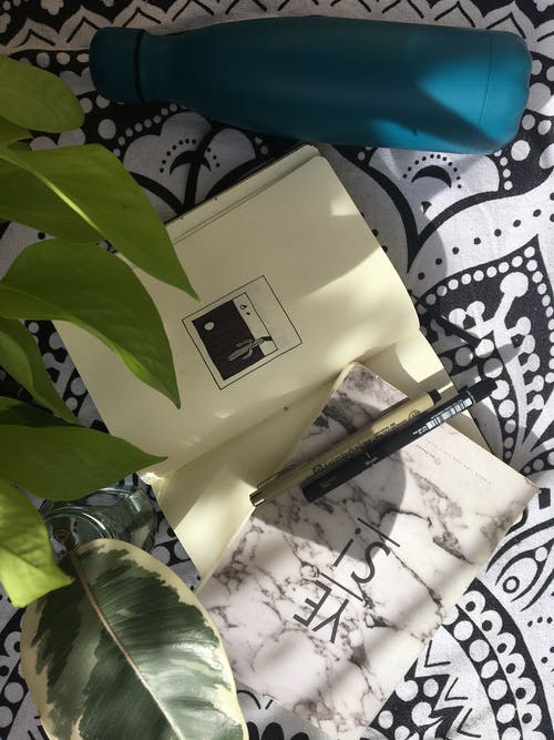 有关不倒翁, 垂直拍摄, 笔的免费素材图片